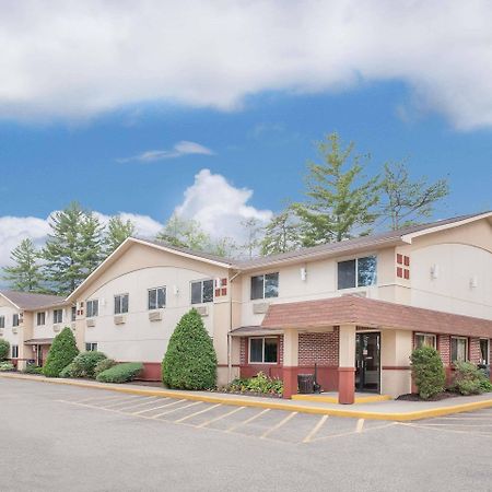 Super 8 By Wyndham Queensbury Glens Falls Eksteriør billede